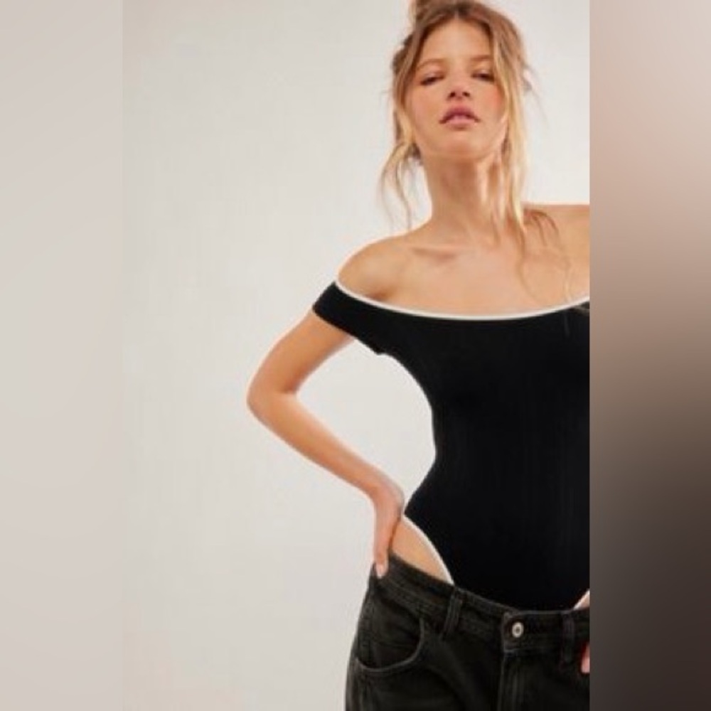 🌼 3 for $50 🌼 FREE PEOPLE 🖤 “IT VARIES” OFF-SHOULDER BODYSUIT
